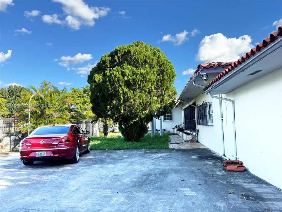 合同活跃: $749,000 (6 贝兹, 4 浴室, 3719 平方英尺)