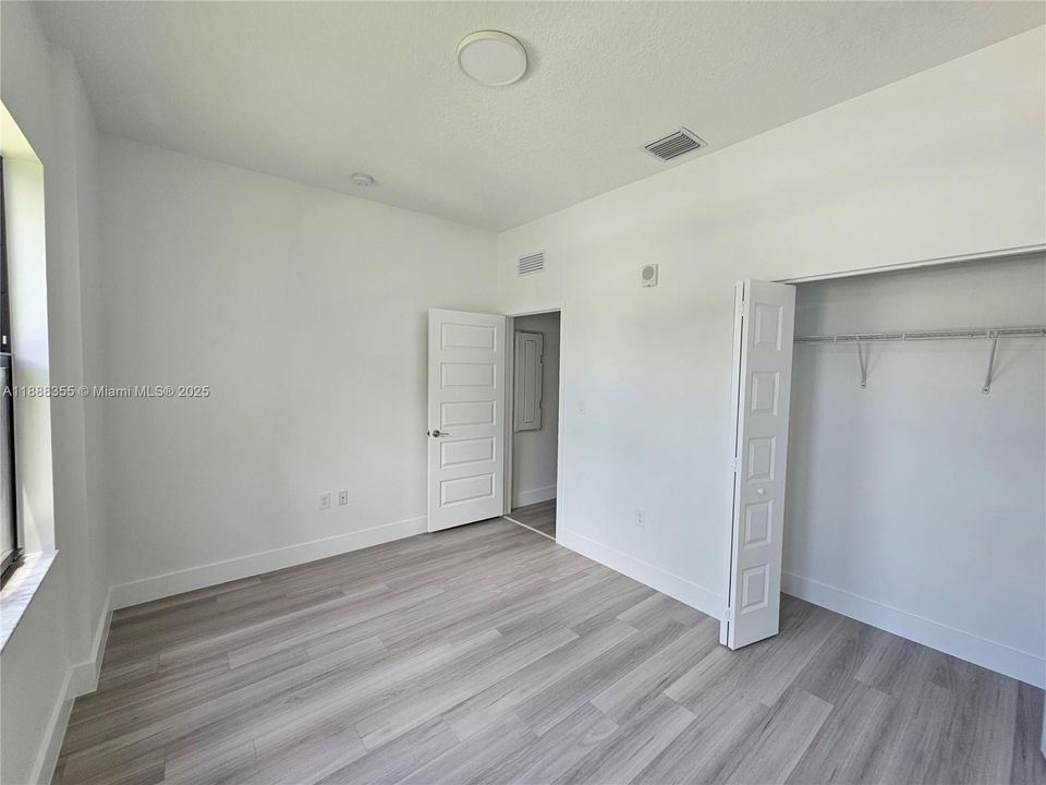 合同活跃: $3,400 (3 贝兹, 2 浴室, 1236 平方英尺)