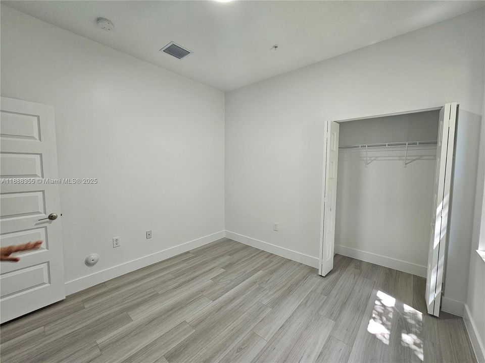 合同活跃: $3,400 (3 贝兹, 2 浴室, 1236 平方英尺)