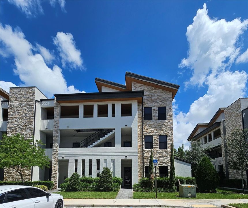 合同活跃: $3,400 (3 贝兹, 2 浴室, 1236 平方英尺)