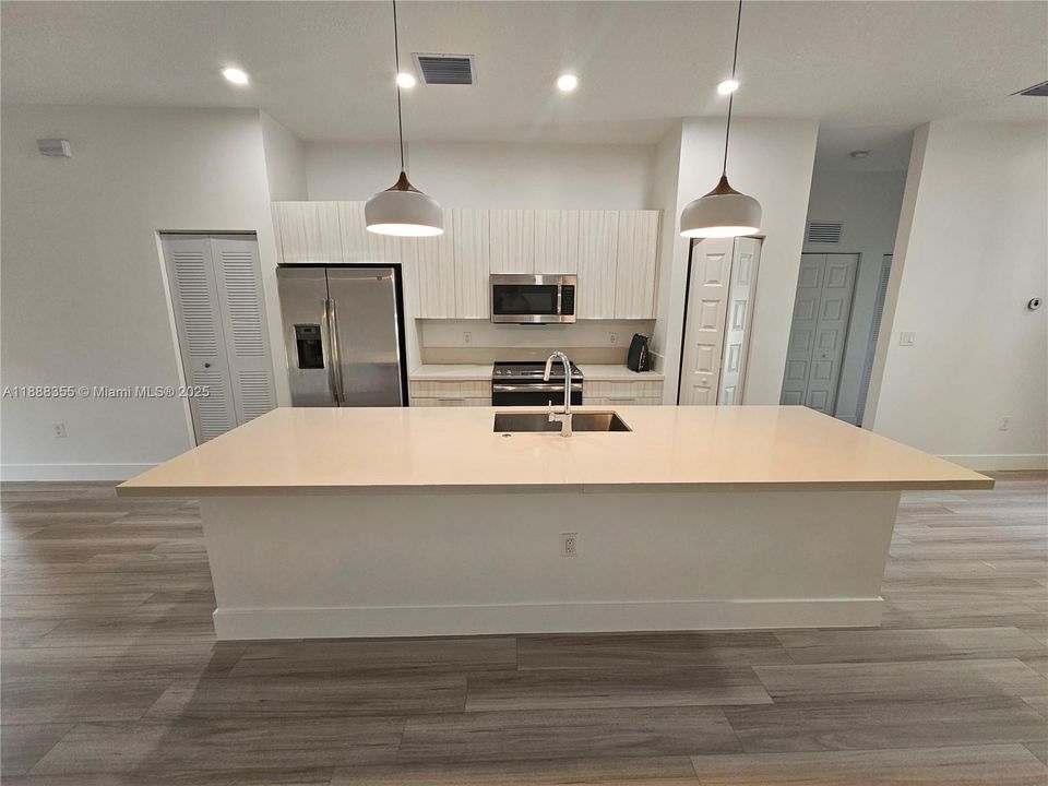 合同活跃: $3,400 (3 贝兹, 2 浴室, 1236 平方英尺)