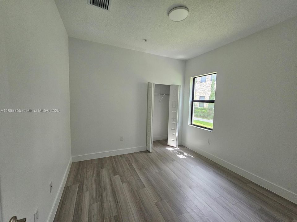 合同活跃: $3,400 (3 贝兹, 2 浴室, 1236 平方英尺)