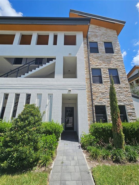 合同活跃: $3,400 (3 贝兹, 2 浴室, 1236 平方英尺)