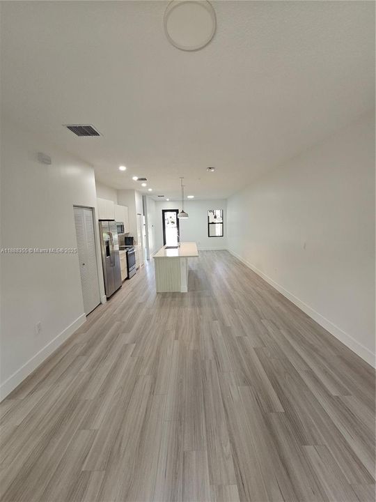 合同活跃: $3,400 (3 贝兹, 2 浴室, 1236 平方英尺)