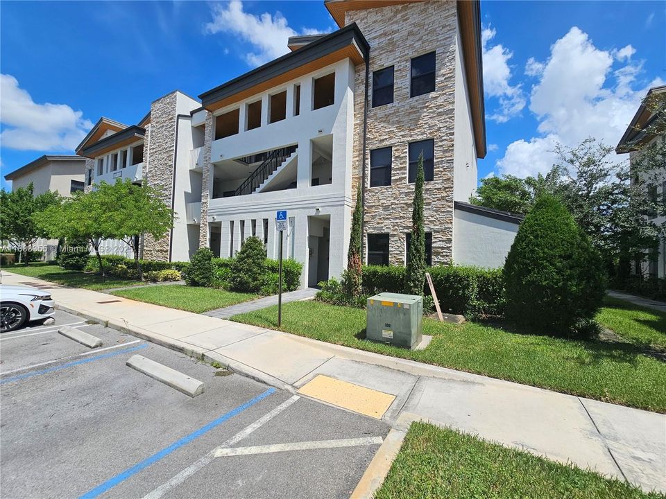 合同活跃: $3,400 (3 贝兹, 2 浴室, 1236 平方英尺)