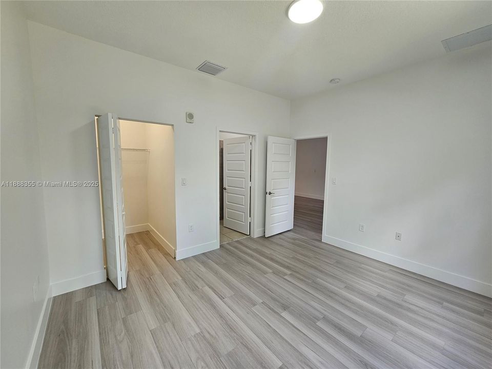 合同活跃: $3,400 (3 贝兹, 2 浴室, 1236 平方英尺)