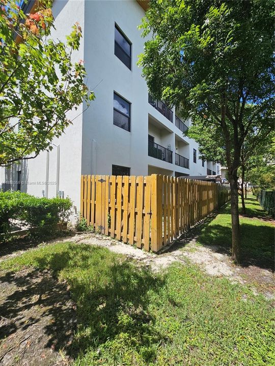 合同活跃: $3,400 (3 贝兹, 2 浴室, 1236 平方英尺)