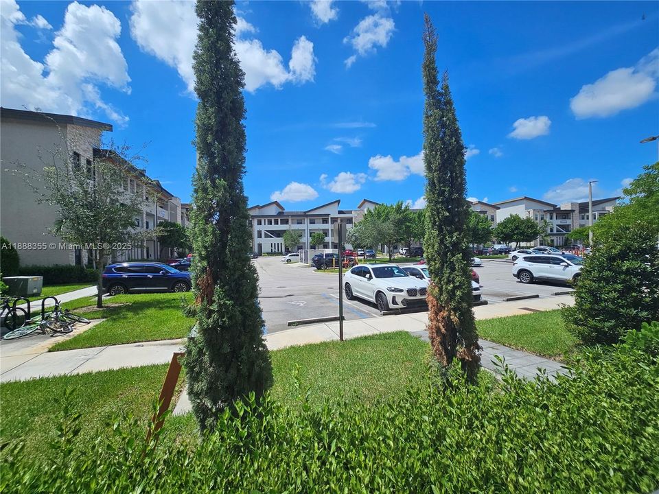 合同活跃: $3,400 (3 贝兹, 2 浴室, 1236 平方英尺)