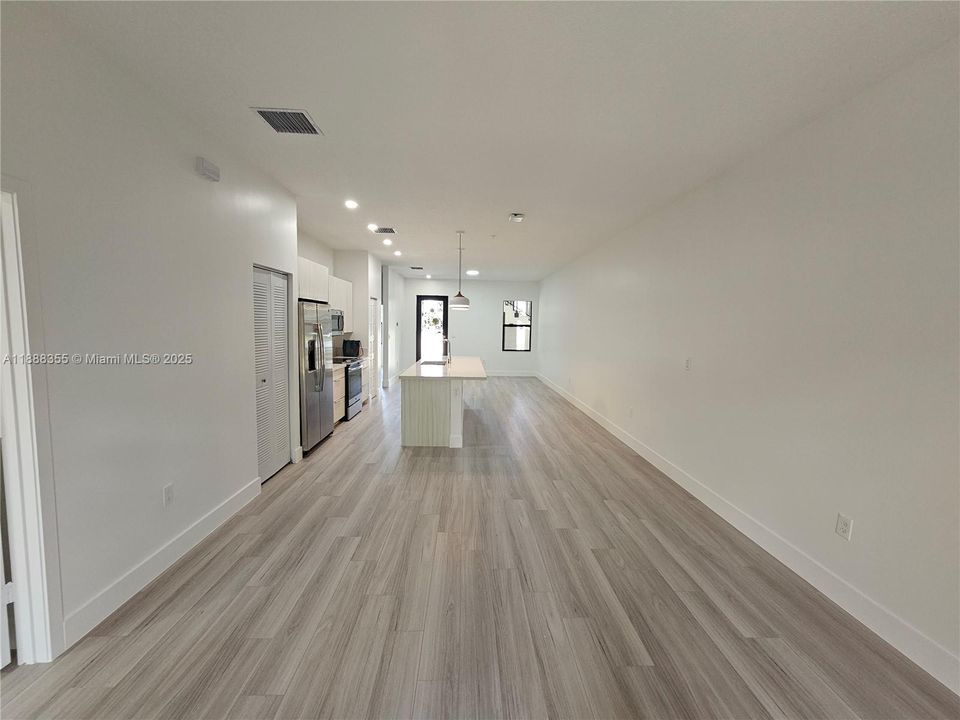 合同活跃: $3,400 (3 贝兹, 2 浴室, 1236 平方英尺)