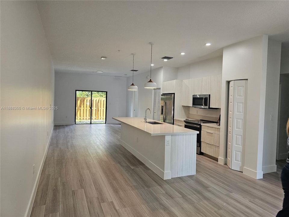 合同活跃: $3,400 (3 贝兹, 2 浴室, 1236 平方英尺)