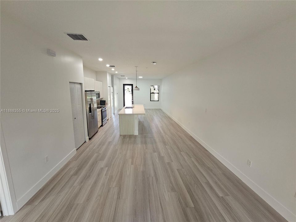 合同活跃: $3,400 (3 贝兹, 2 浴室, 1236 平方英尺)