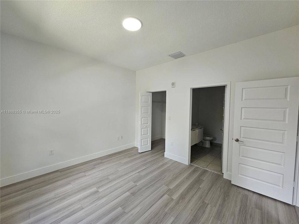 合同活跃: $3,400 (3 贝兹, 2 浴室, 1236 平方英尺)