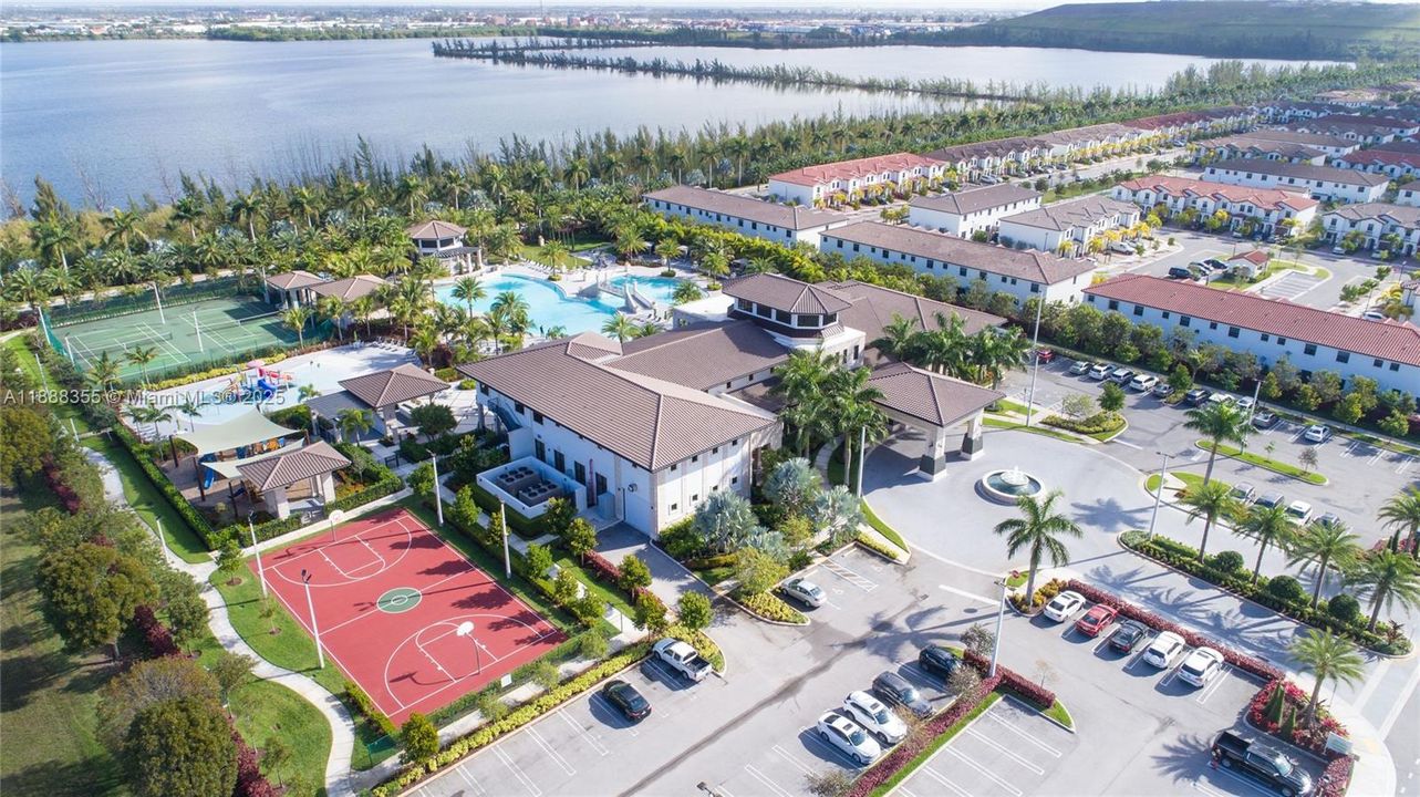 合同活跃: $3,400 (3 贝兹, 2 浴室, 1236 平方英尺)