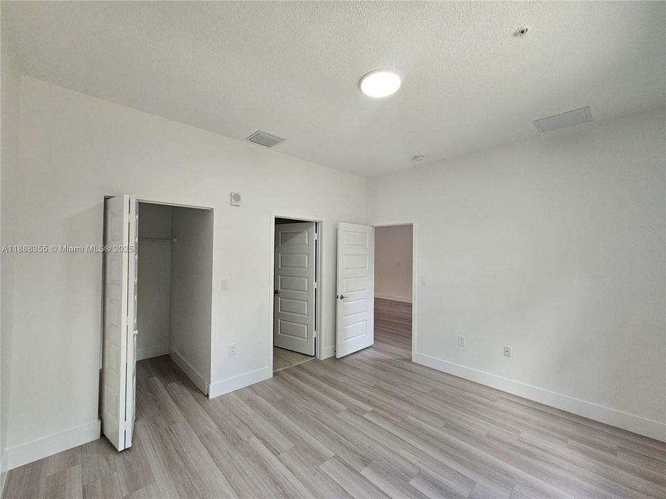 合同活跃: $3,400 (3 贝兹, 2 浴室, 1236 平方英尺)