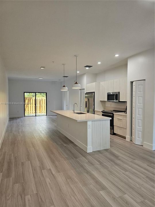 合同活跃: $3,400 (3 贝兹, 2 浴室, 1236 平方英尺)