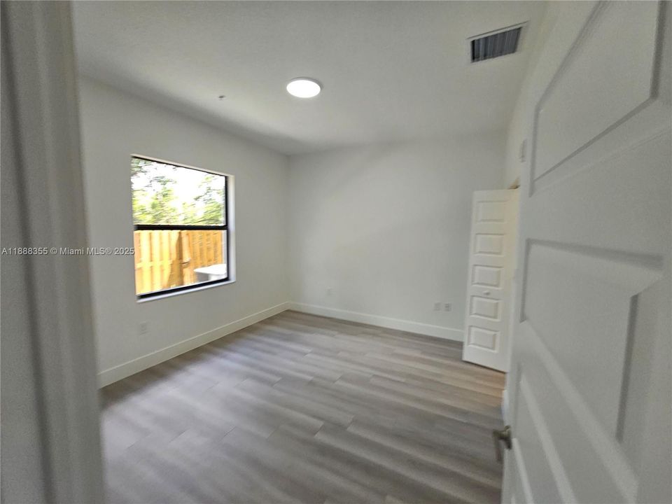 合同活跃: $3,400 (3 贝兹, 2 浴室, 1236 平方英尺)