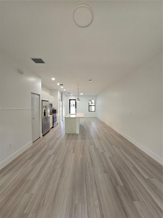 合同活跃: $3,400 (3 贝兹, 2 浴室, 1236 平方英尺)