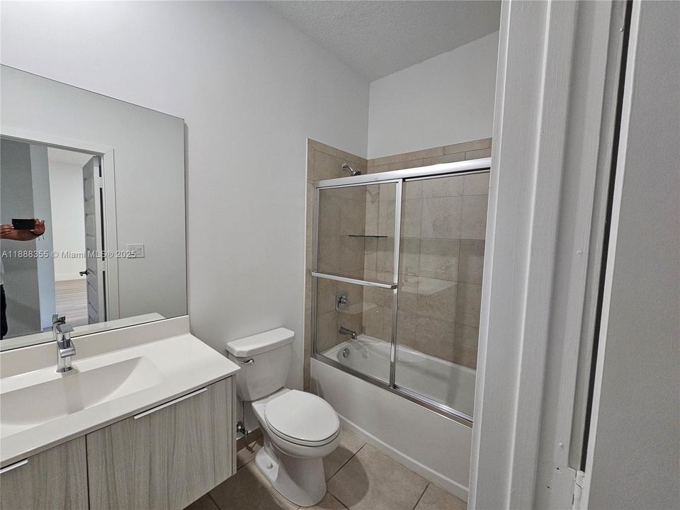 合同活跃: $3,400 (3 贝兹, 2 浴室, 1236 平方英尺)