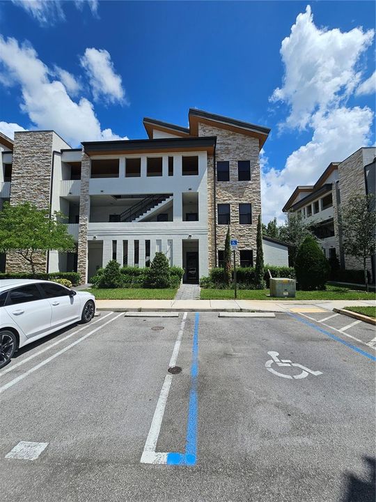 合同活跃: $3,400 (3 贝兹, 2 浴室, 1236 平方英尺)