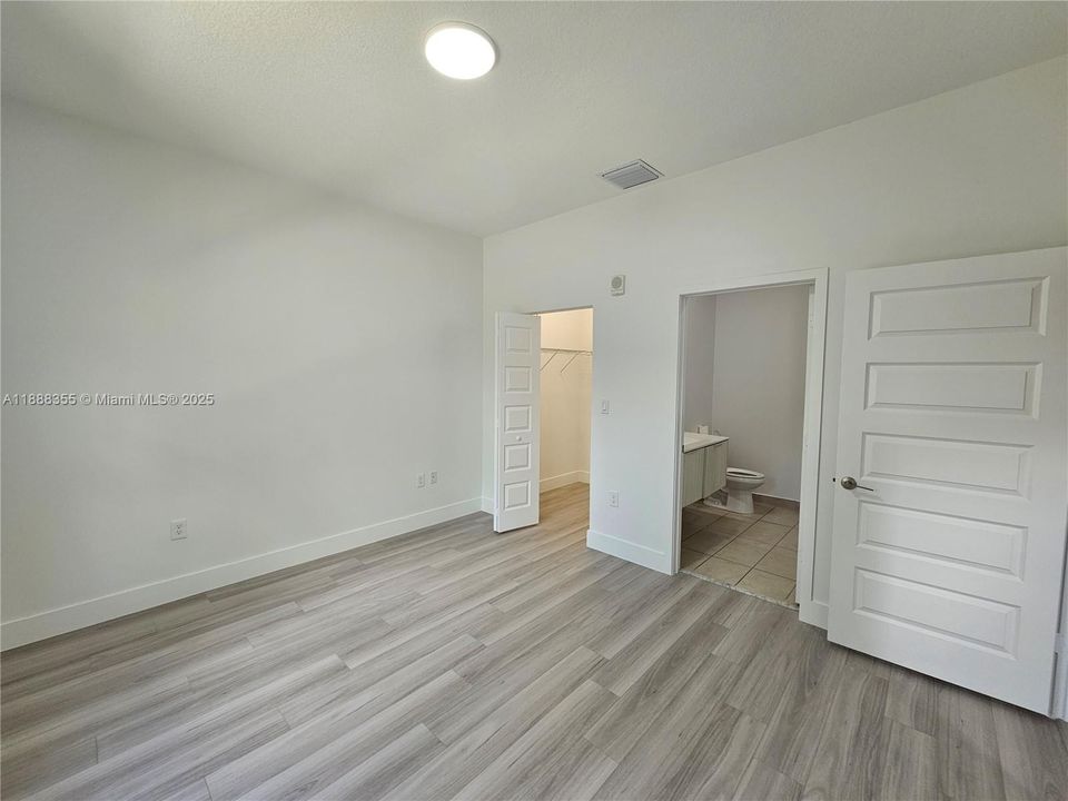 合同活跃: $3,400 (3 贝兹, 2 浴室, 1236 平方英尺)