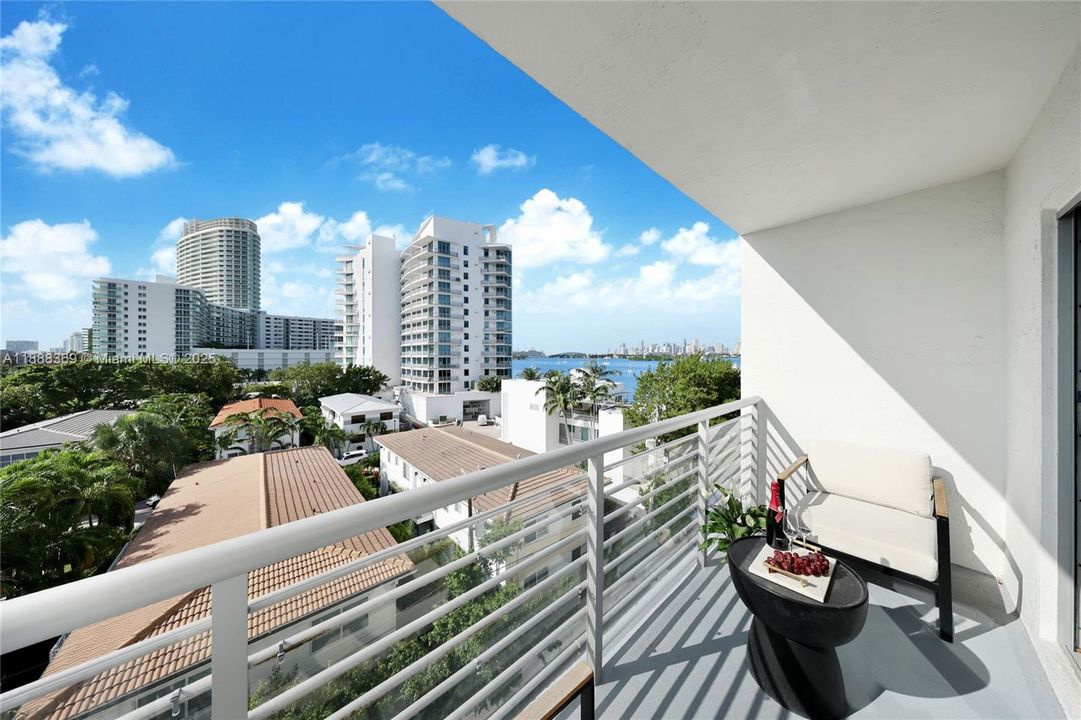 合同活跃: $779,000 (2 贝兹, 2 浴室, 1054 平方英尺)