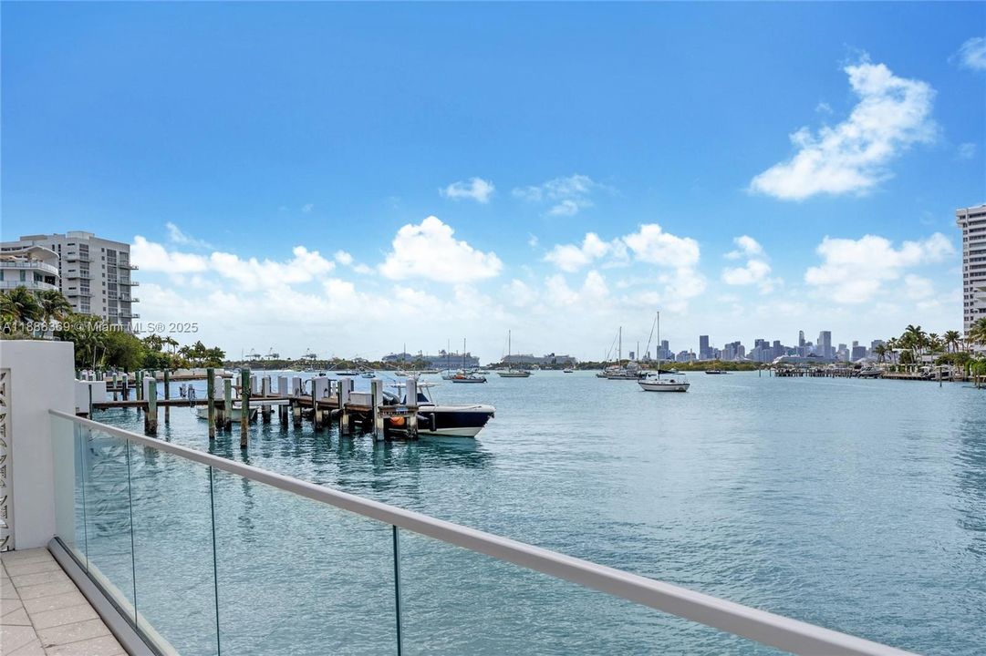 合同活跃: $779,000 (2 贝兹, 2 浴室, 1054 平方英尺)