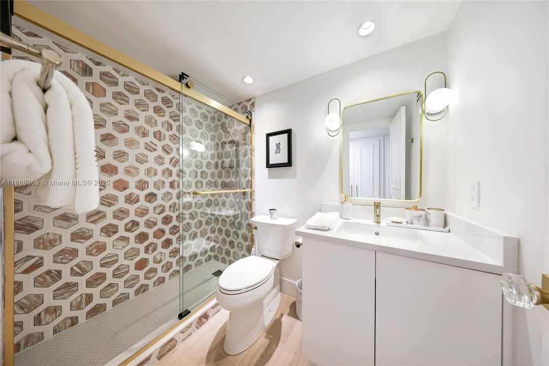 合同活跃: $779,000 (2 贝兹, 2 浴室, 1054 平方英尺)