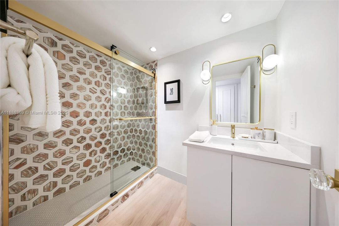 合同活跃: $779,000 (2 贝兹, 2 浴室, 1054 平方英尺)