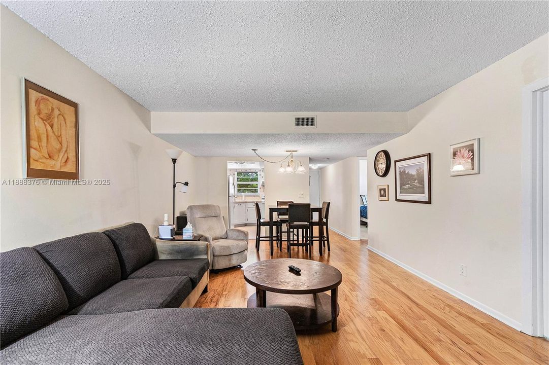 Недавно продано: $140,000 (2 спален, 2 ванн, 891 Квадратных фут)