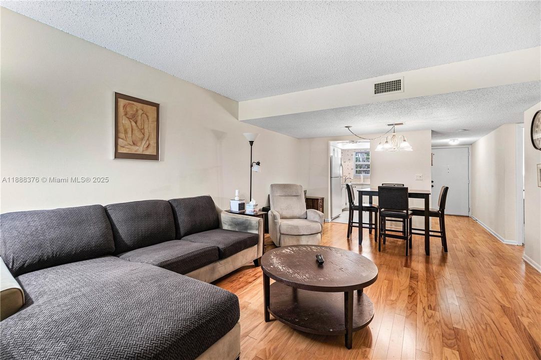 Недавно продано: $140,000 (2 спален, 2 ванн, 891 Квадратных фут)