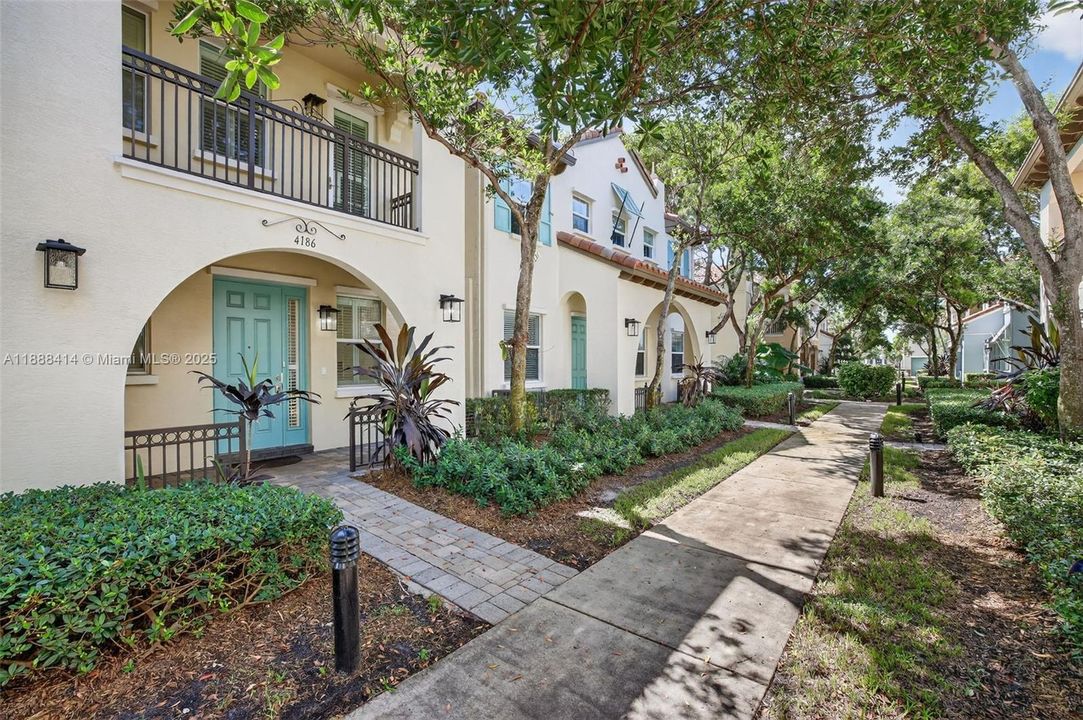 Под контрактом: $535,000 (3 спален, 2 ванн, 1334 Квадратных фут)