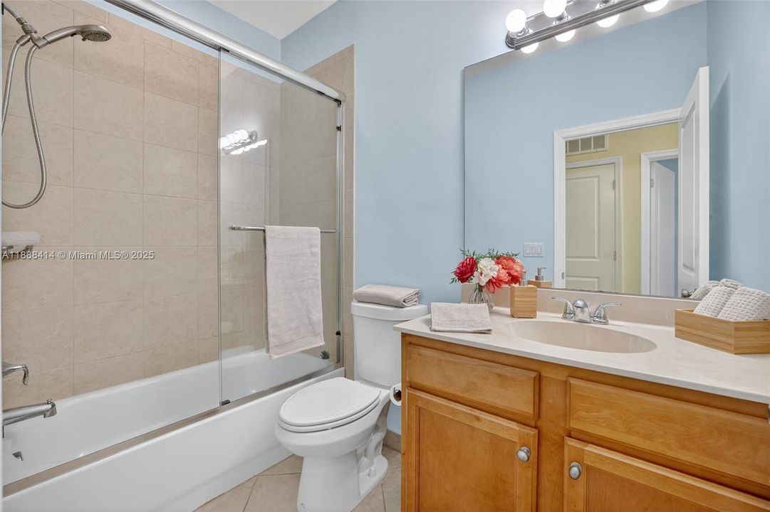 Под контрактом: $535,000 (3 спален, 2 ванн, 1334 Квадратных фут)