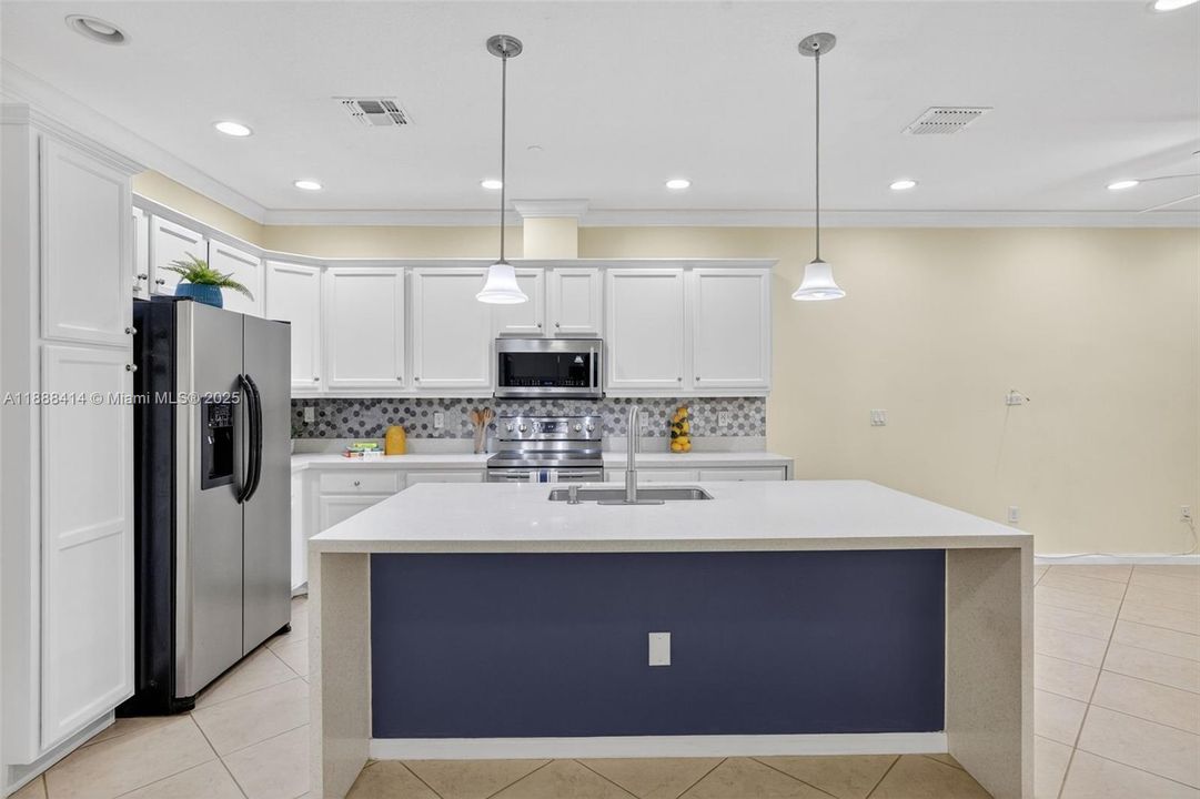 Под контрактом: $535,000 (3 спален, 2 ванн, 1334 Квадратных фут)