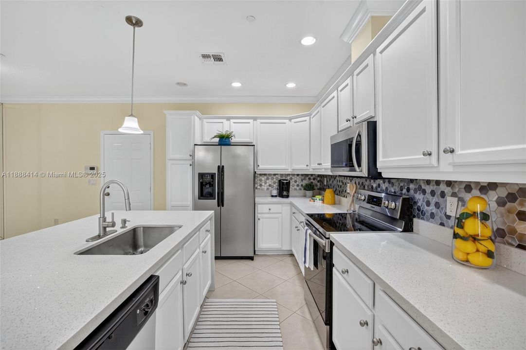 Под контрактом: $535,000 (3 спален, 2 ванн, 1334 Квадратных фут)