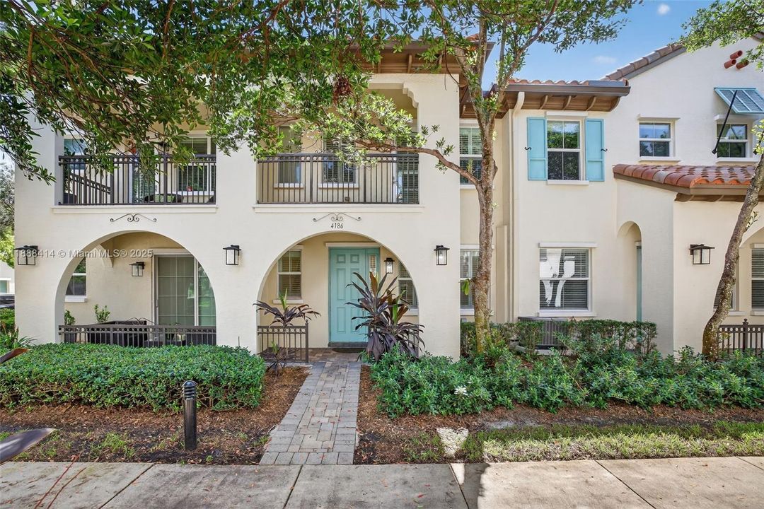 Под контрактом: $535,000 (3 спален, 2 ванн, 1334 Квадратных фут)