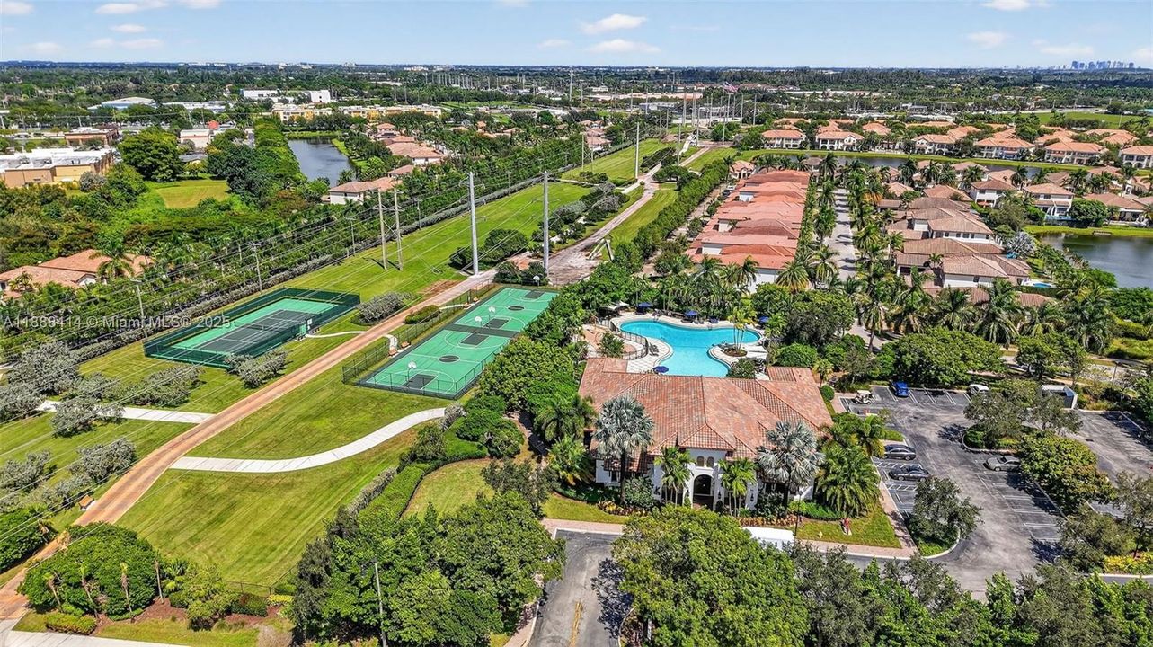 Под контрактом: $535,000 (3 спален, 2 ванн, 1334 Квадратных фут)