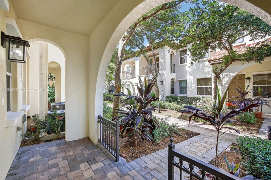 Под контрактом: $535,000 (3 спален, 2 ванн, 1334 Квадратных фут)