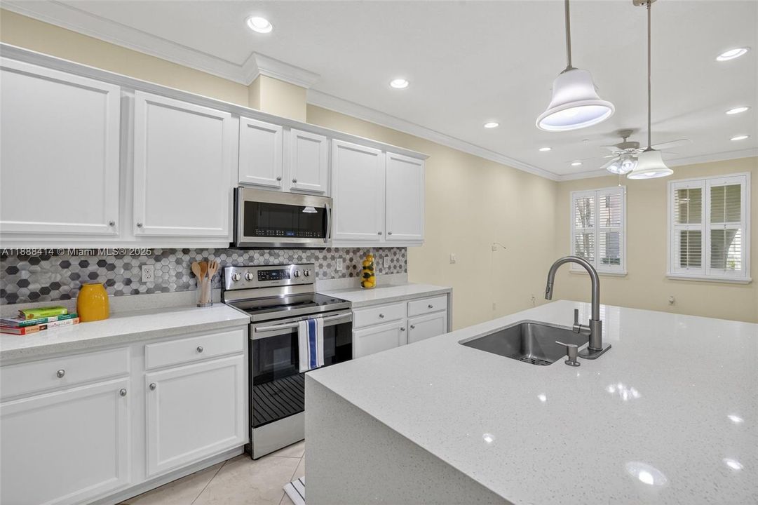 Под контрактом: $535,000 (3 спален, 2 ванн, 1334 Квадратных фут)