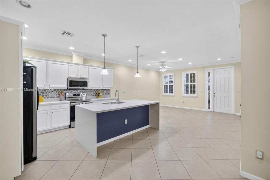 Под контрактом: $535,000 (3 спален, 2 ванн, 1334 Квадратных фут)