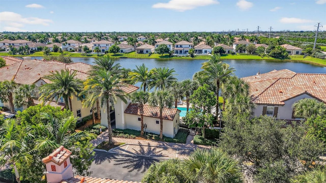 Под контрактом: $535,000 (3 спален, 2 ванн, 1334 Квадратных фут)