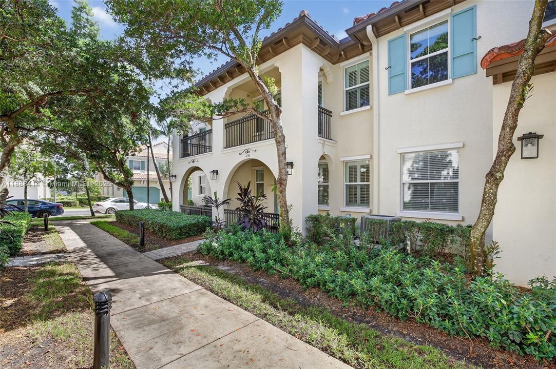 Под контрактом: $535,000 (3 спален, 2 ванн, 1334 Квадратных фут)