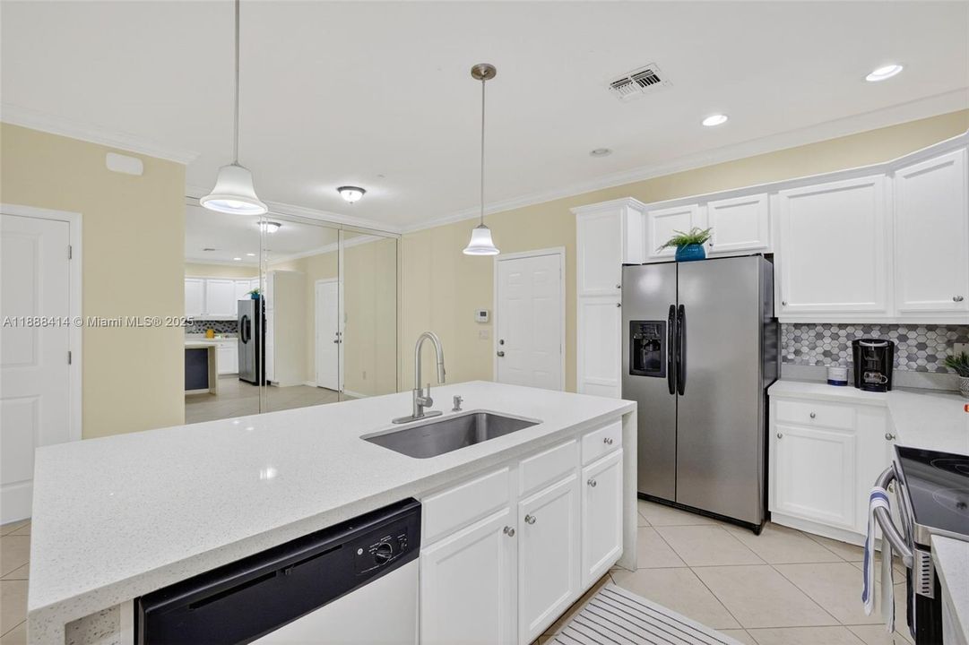 Под контрактом: $535,000 (3 спален, 2 ванн, 1334 Квадратных фут)