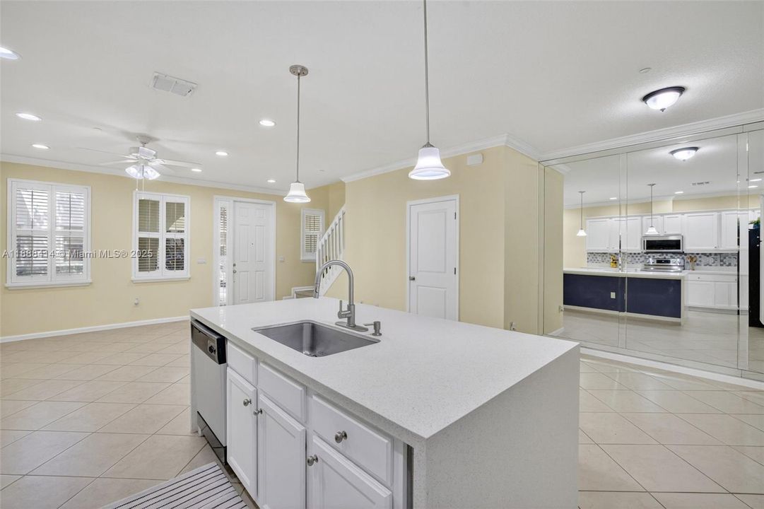 Под контрактом: $535,000 (3 спален, 2 ванн, 1334 Квадратных фут)