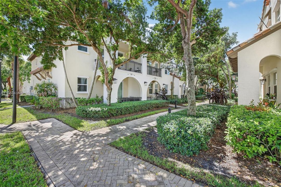 Под контрактом: $535,000 (3 спален, 2 ванн, 1334 Квадратных фут)