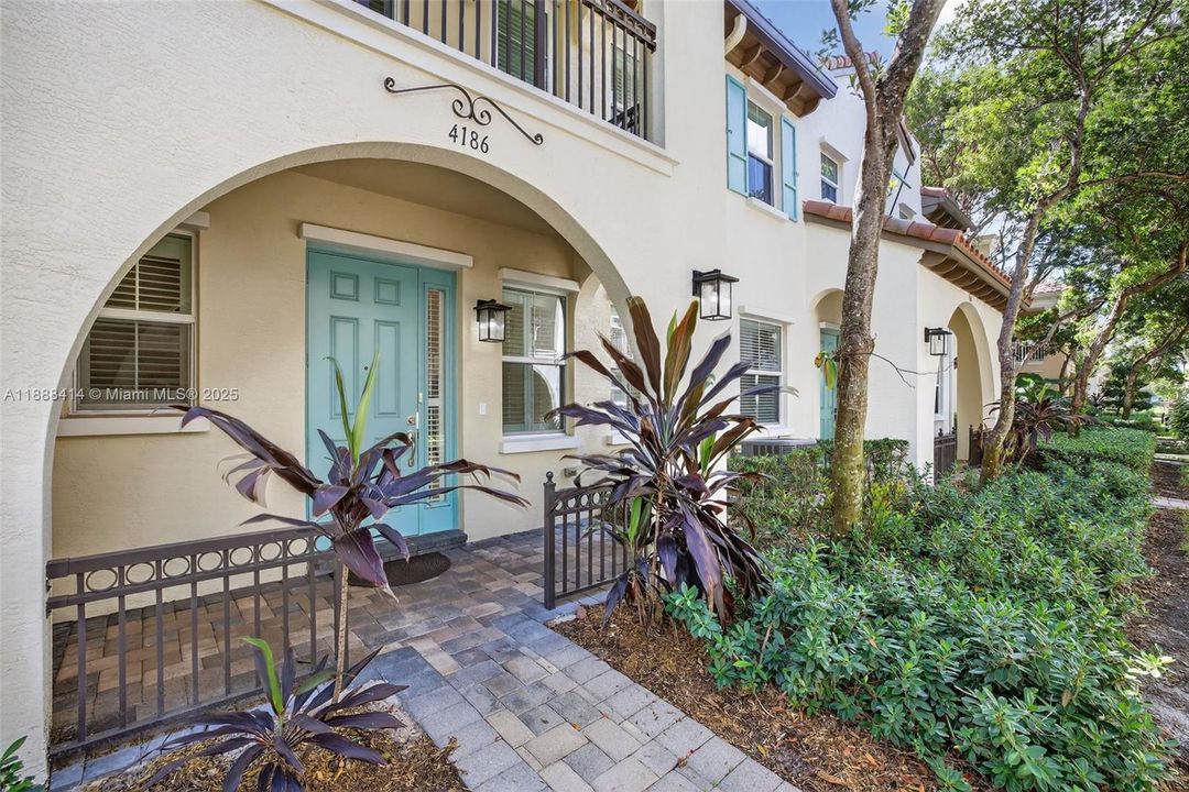 Под контрактом: $535,000 (3 спален, 2 ванн, 1334 Квадратных фут)