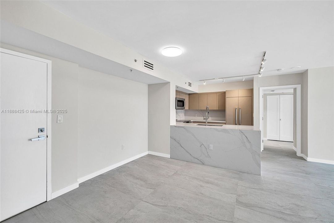 待售: $1,160,000 (2 贝兹, 2 浴室, 1080 平方英尺)