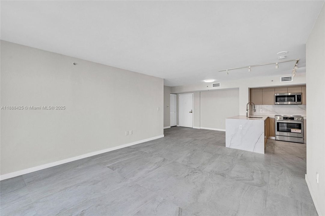 待售: $1,160,000 (2 贝兹, 2 浴室, 1080 平方英尺)