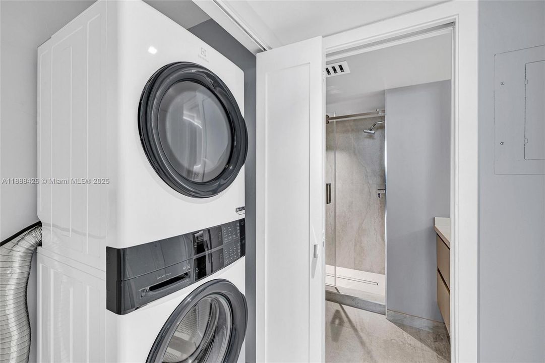 待售: $1,160,000 (2 贝兹, 2 浴室, 1080 平方英尺)