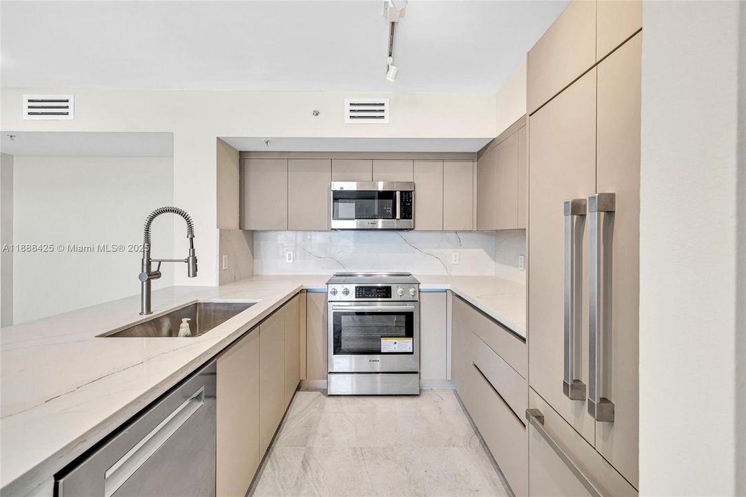 待售: $1,160,000 (2 贝兹, 2 浴室, 1080 平方英尺)