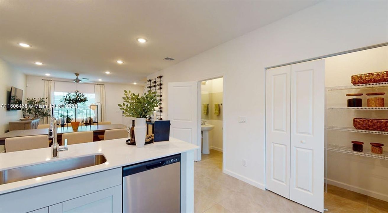 出租: $2,901 (2 贝兹, 2 浴室, 1510 平方英尺)